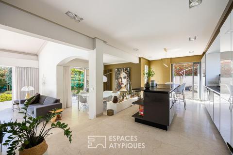 Maison d&rsquo;architecte rénovée avec piscine au coeur d&rsquo;un domaine privé à Saint-Genis-Laval