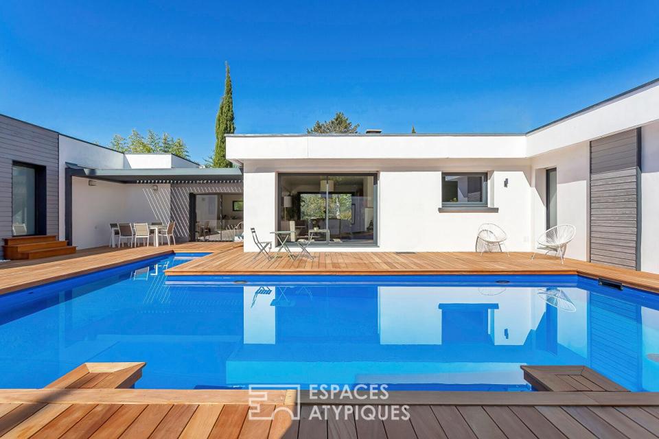 Maison californienne de plein pied avec jardin et piscine