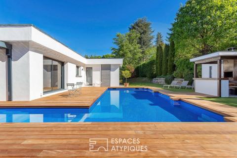 Maison californienne de plein pied avec jardin et piscine