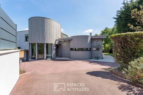 Maison d&rsquo;architecte esprit Bauhaus et son donjon en pierre privatif