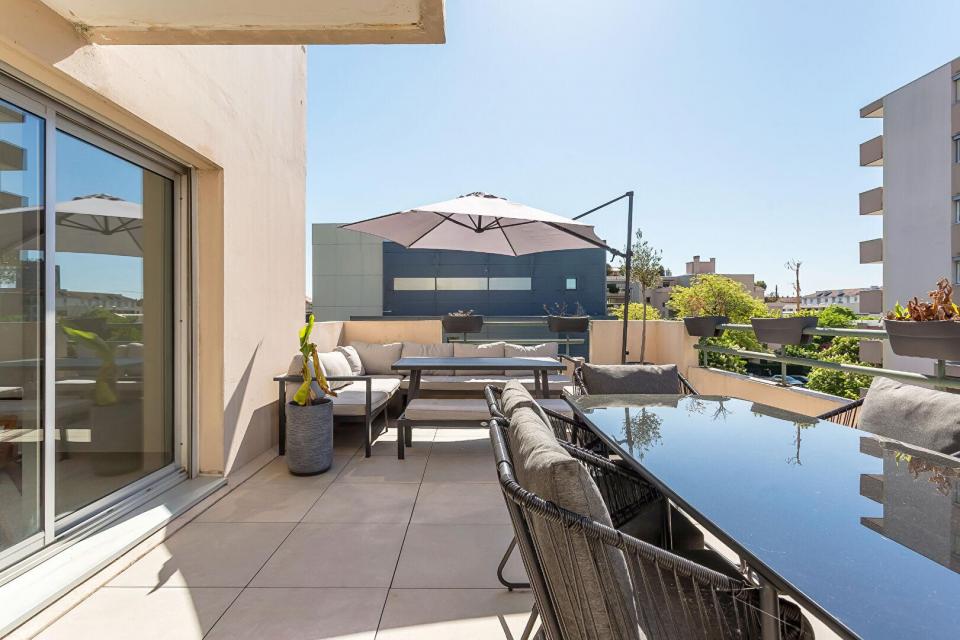 Appartement entièrement rénové avec terrasse et balcon