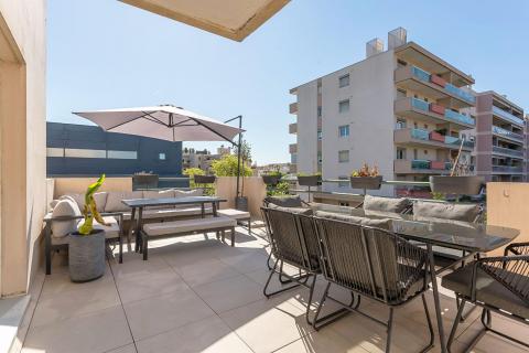 Appartement entièrement rénové avec terrasse et balcon