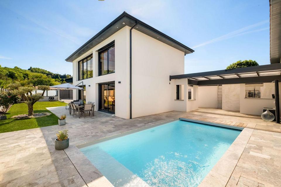 Villa contemporaine avec dépendances