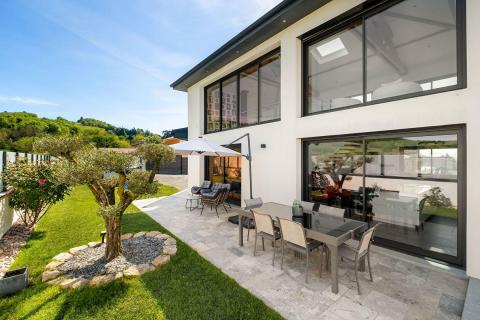 Villa contemporaine avec dépendances