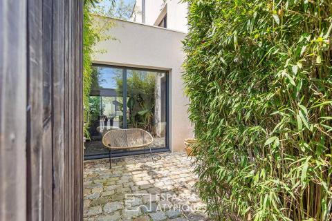 Maison contemporaine avec jardin et piscine et sa dépendance