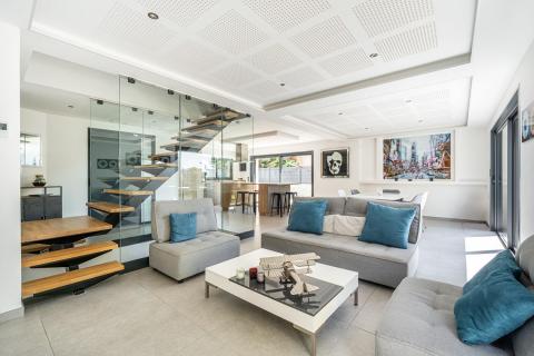 Maison contemporaine lumineuse avec piscine