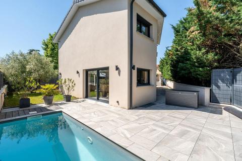 Maison contemporaine lumineuse avec piscine