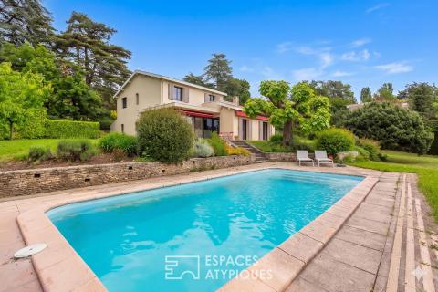 Maison avec piscine et jardin paysagé proche du centre