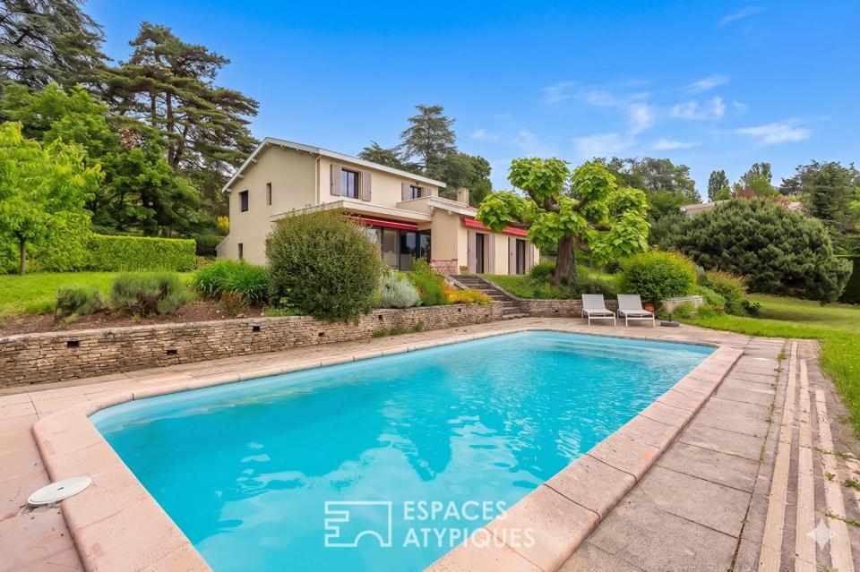 Maison avec piscine et jardin paysagé proche du centre