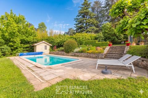 Maison avec piscine et jardin paysagé proche du centre