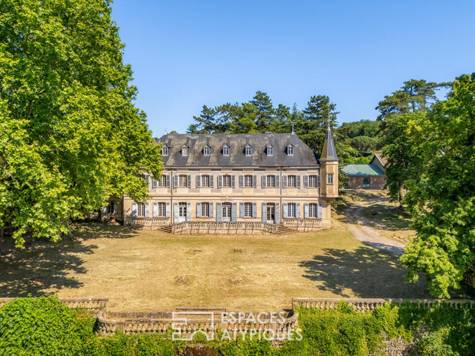 Château des Rozons à rénover avec dépendances et 5 hectares de terrain