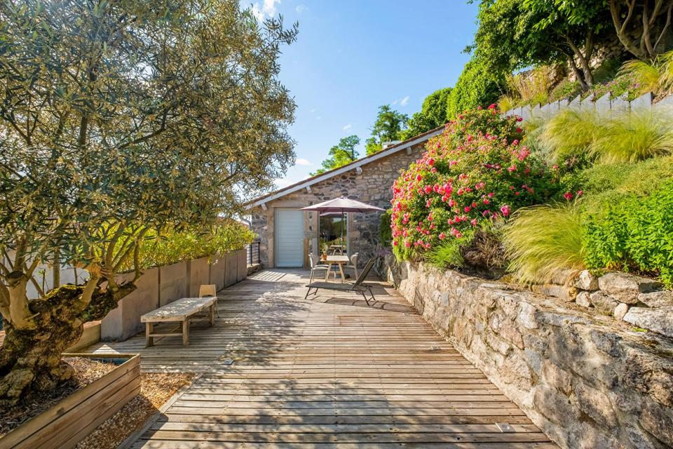 Maison en pierre revisitée au coeur du vieux bourg de Montagny