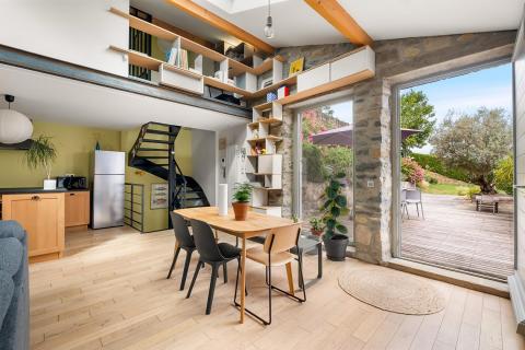Maison en pierre revisitée au coeur du vieux bourg de Montagny