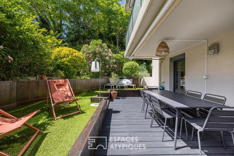 Renovated garden-level apartment in a residence with swimming pool and tennis court