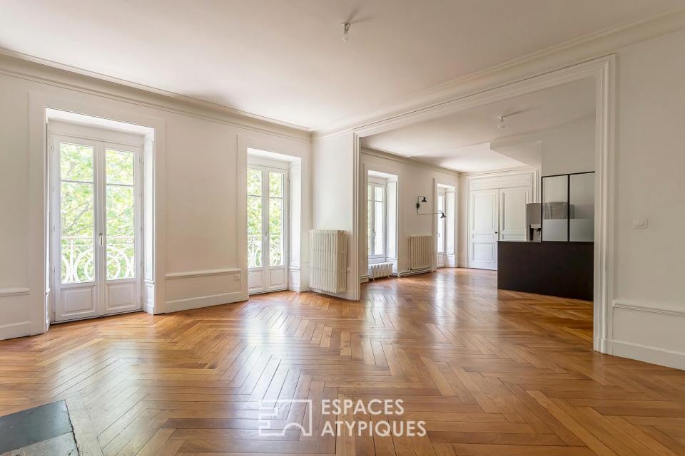 Appartement Haussmannien avec balcon en dernier étage