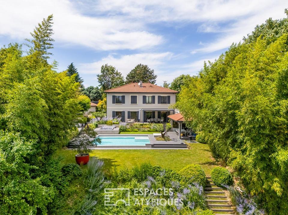 Maison contemporaine avec piscine à l'abri des regards et une vue dégagée