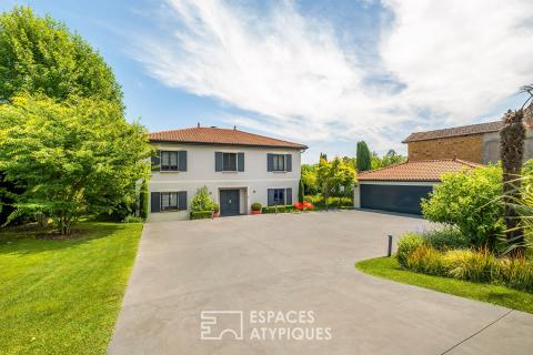 Maison contemporaine avec piscine à l&rsquo;abri des regards et une vue dégagée