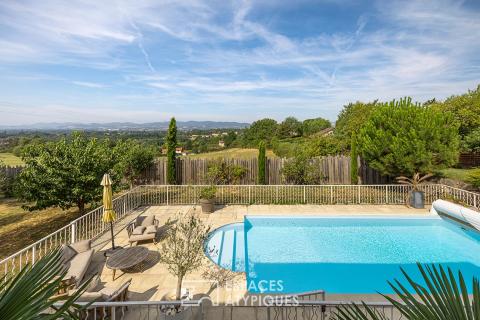 Maison familiale rénovée avec piscine, vue dégagée et studio indépendant – Coeur Dardilly