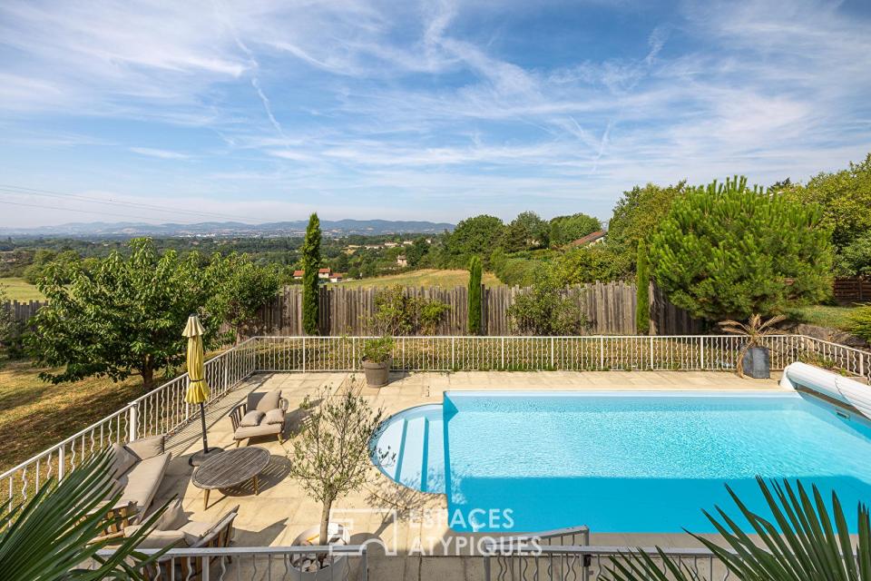 Maison familiale rénovée avec piscine, vue dégagée et studio indépendant - Coeur Dardilly
