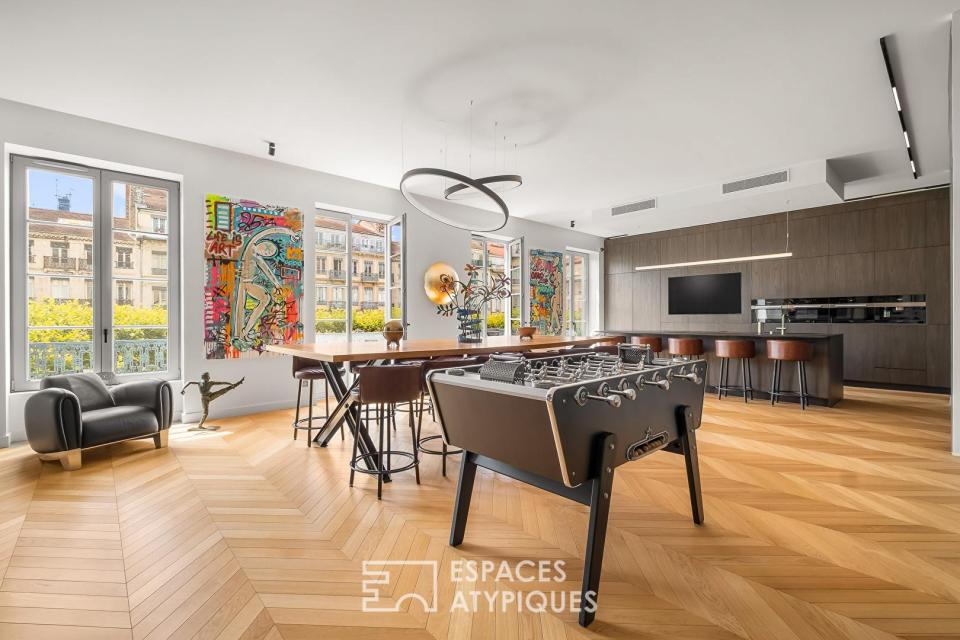 Appartement bourgeois d'exception rénové par architecte avec balcon filant - cours Franklin Roosevelt