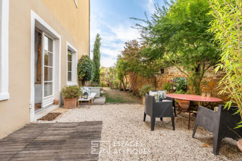 Charming apartment with garden and Saône view