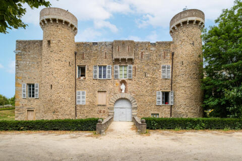 Duplex rénové de 105m² au sein du Château de Charly