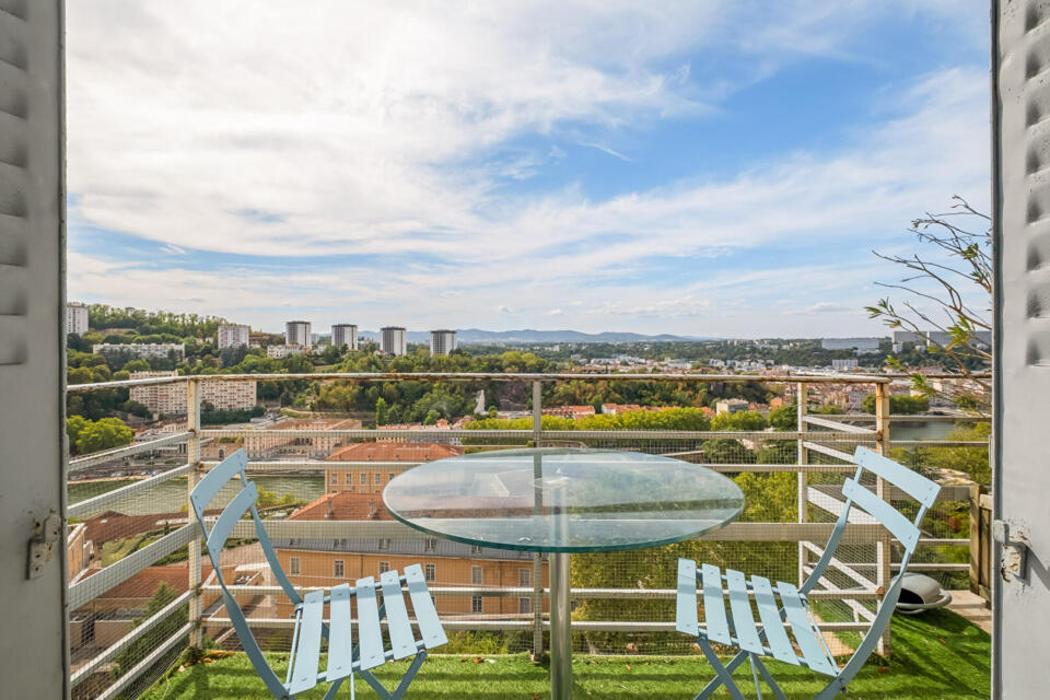 Appartement rénové par architecte avec balcons et vue dégagée