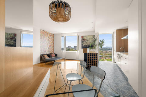Appartement rénové par architecte avec balcons et vue dégagée