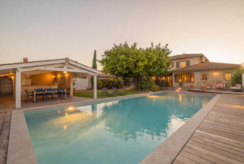 Maison de caractère avec piscine et verrière