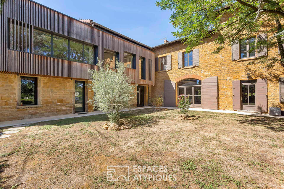 Maison rénovée en pierres dorées