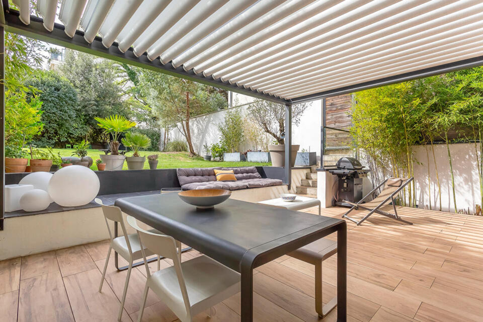Maison contemporaine avec jardin et terrasses