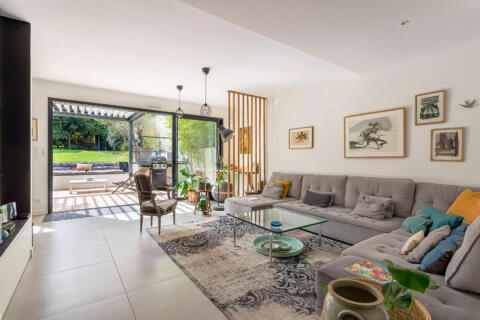 Maison contemporaine avec jardin et terrasses