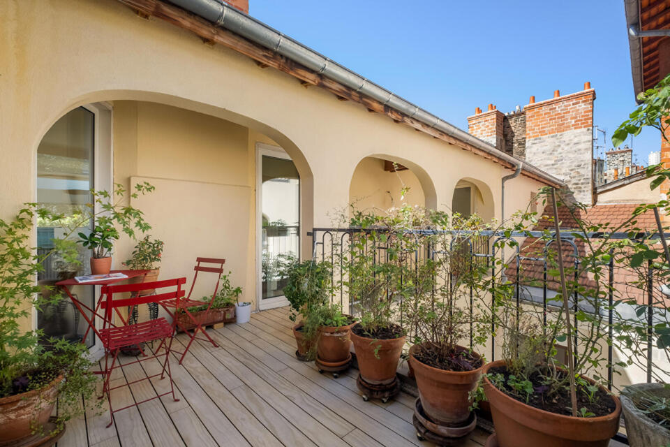 Dernier étage avec terrasse provençale et vue sur le Jardin Croix-Paquet
