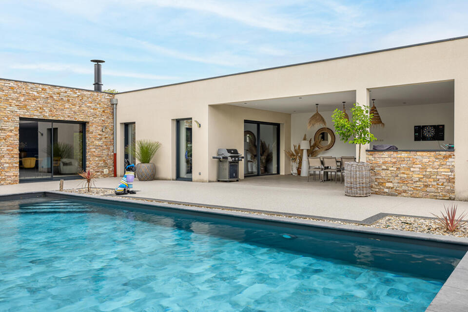 Contemporaine et piscine ou l'art de vivre en extérieur paysagé