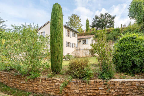 Maison de charme rénovée avec piscine à Ecully