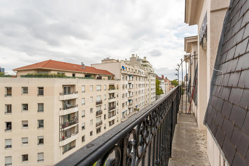 Refuge urbain de caractère au dernier étage à Lyon 7e