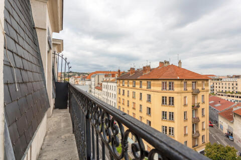 Refuge urbain de caractère au dernier étage à Lyon 7e