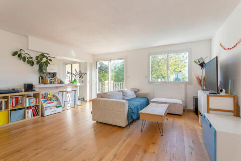 Appartement rénové dans résidence avec parc arboré et piscine.