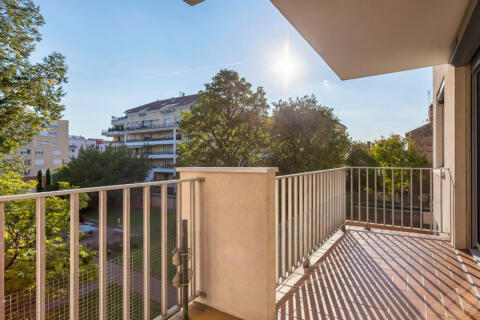 Appartement rénové dans résidence avec parc arboré et piscine.