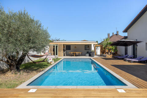 Maison contemporaine aux volumes spectaculaires avec piscine, à Genas