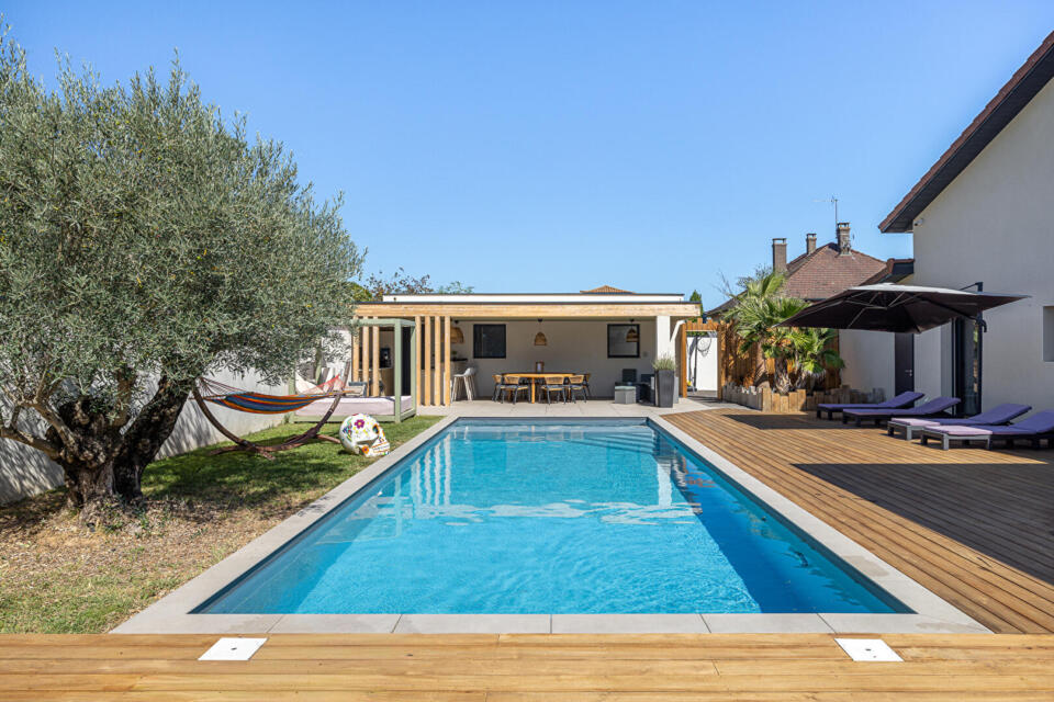 Maison contemporaine aux volumes spectaculaires avec piscine, à Genas
