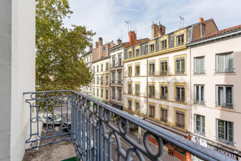 Appartement bourgeois à rénover avec ascenseur et balcon