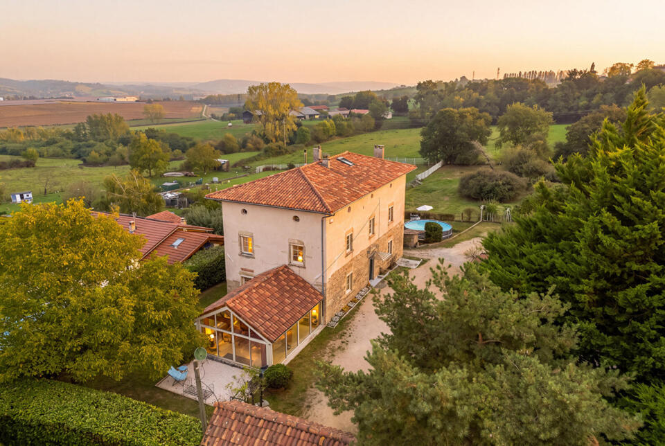 Ancienne école réinventée en spacieuse maison familiale