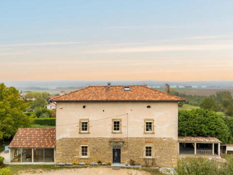 Ancienne école réinventée en spacieuse maison familiale