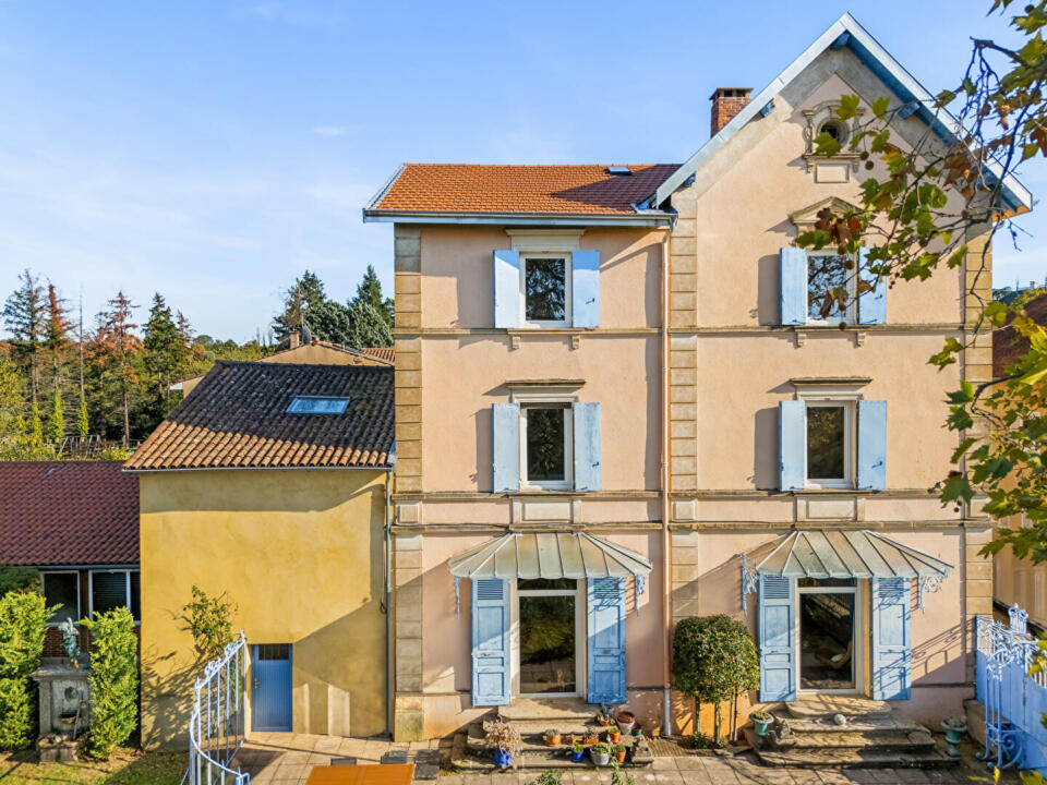Authentique bâtisse rénovée avec atelier et vue panoramique sur la nature