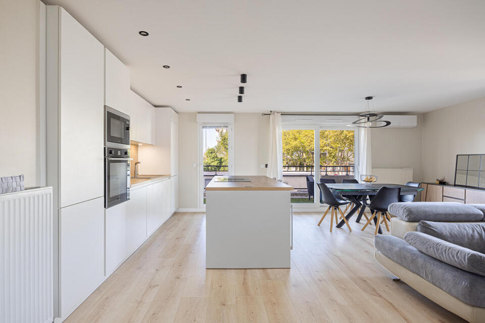 Contemporain avec extérieur et garage