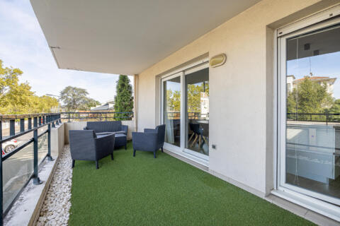 Appartement contemporain avec extérieur et garage