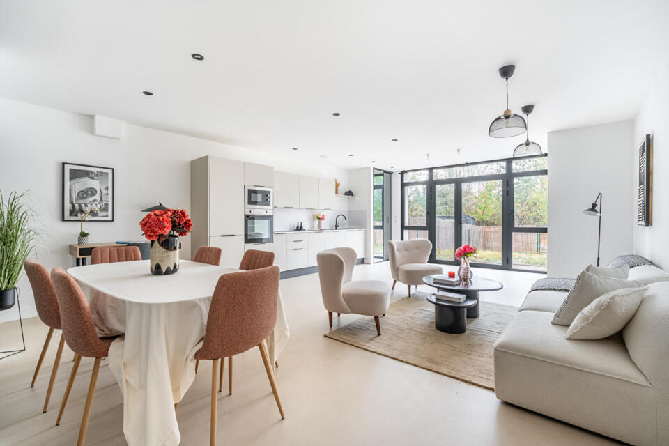 Appartement type loft rénové contemporain avec jardin privatif