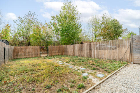 Appartement type loft rénové contemporain avec jardin privatif