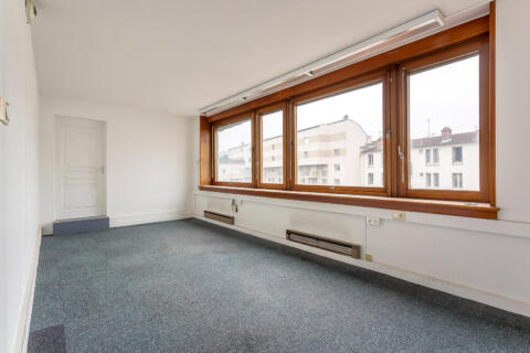 Appartement en plateau à aménagé en dernier étage avec place de stationnement